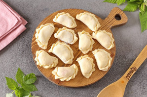 Вареники с творогом и малиной