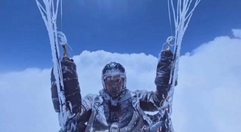 Воздушный поток затянул парапланериста в облака на высоту 8500 метров, где он едва не замерз