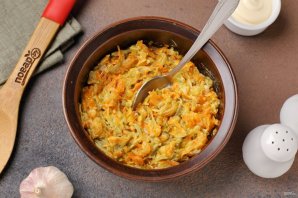 Закуска из жареных солёных огурцов с морковью