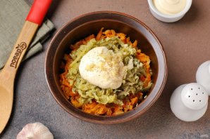 Закуска из жареных солёных огурцов с морковью