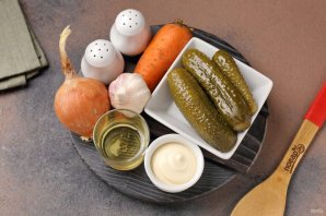 Закуска из жареных солёных огурцов с морковью