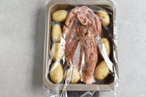 Запеченная свиная лопатка