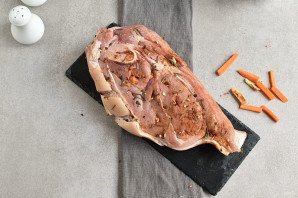 Запеченная свиная лопатка