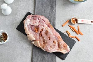 Запеченная свиная лопатка