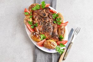 Запеченная свиная лопатка