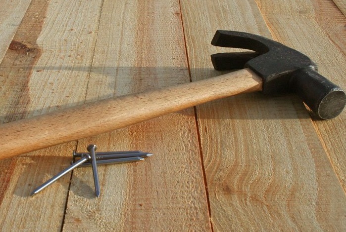 Женщина вбила себе в голову гвоздь, чтобы родить мальчика